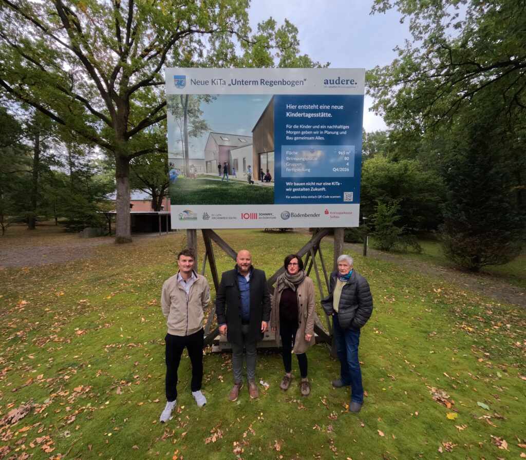 v.r.n.l.: Monika Steffen (Evangelisch-Lutherischer Kirchenkreis Soltau), Imke Jerokowski (KiTa-Leitung "Unterm Regenbogen"), Christian Quendt (Technischer Leiter AUDERE), Tim Heim (Projektleiter AUDERE)
