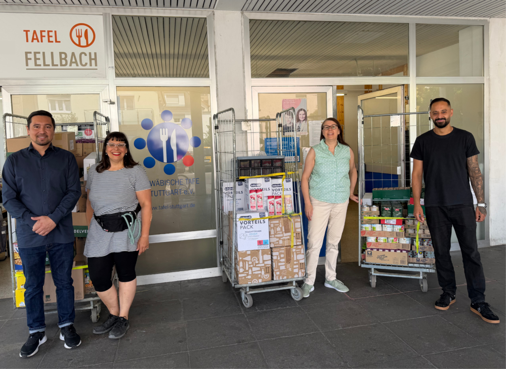 v.l.n.r.: Alexander Koller (AUDERE), Monika Miller (Leiterin Tafelladen Fellbach), Tina Eder (AUDERE), John Malki (stellv. Leiter Tafelladen Fellbach)