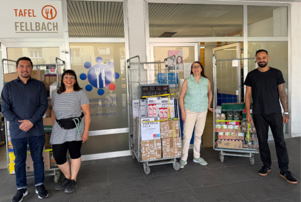 v.l.n.r.: Alexander Koller (AUDERE), Monika Miller (Leiterin Tafelladen Fellbach), Tina Eder (AUDERE), John Malki (stellv. Tafelleitung Fellbach)