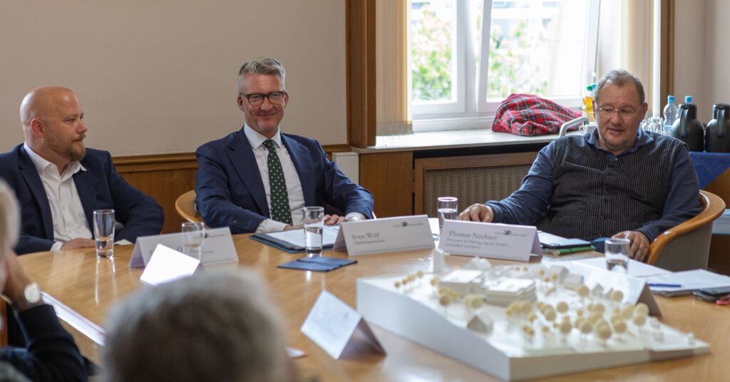 v.l.n.r.: Christian Quendt (AUDERE), Sven Wolf (Oberbürgermeister der Stadt Remscheid), Thomas Neuhaus (Beigeordneter für Bildung, Jugend, Soziales, Gesundheit und Sport der Stadt Remscheid)
