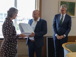 v.l.n.r.: Susanne Brahm (Leiterin Fachdienst Bauordnung und Denkmalpflege der Stadt Remscheid), Christian Quendt (AUDERE), Sven Wolf (Oberbürgermeister der Stadt Remscheid)